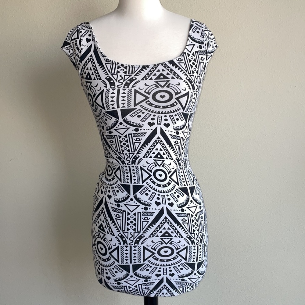 037: H&M DIVIDED geometric pattern jersey knit bodycon mini dress in women’s 4 - Picture 2 of 9